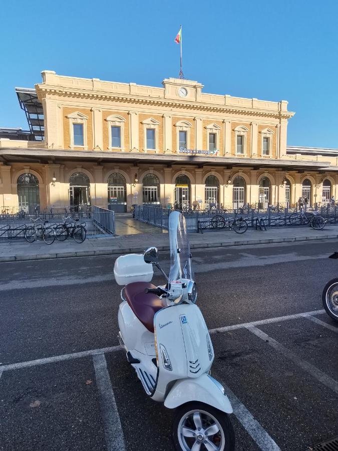 Parma Express Traveller'S Lodging Front Station Fs Parking 外观 照片